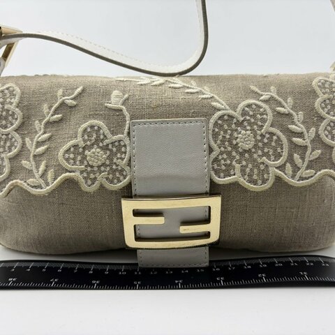 Fendi Baguette 中号刺绣法棍包