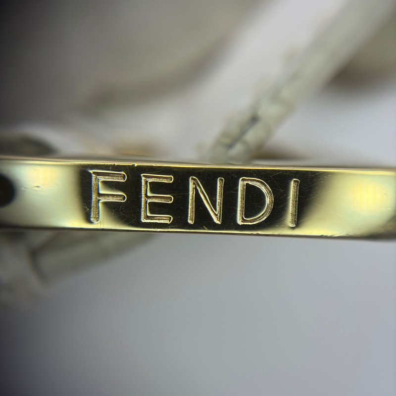 Fendi Baguette 中号刺绣法棍包-16