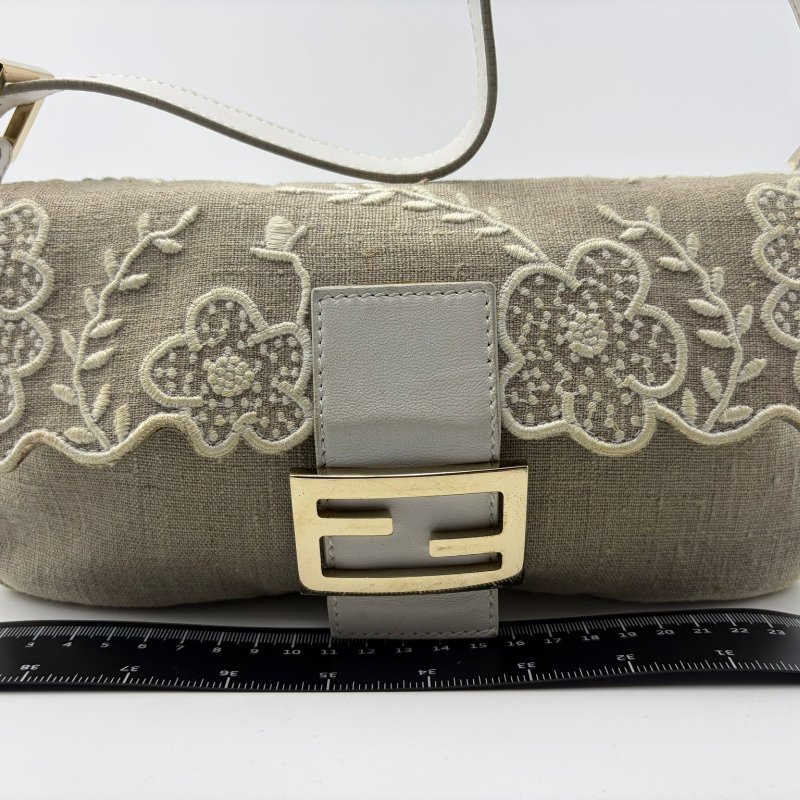 Fendi Baguette 中号刺绣法棍包-24