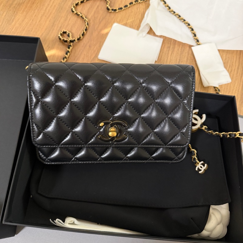 Chanel 黑羊皮白琺瑯雙C調節釦斜背WOC-0