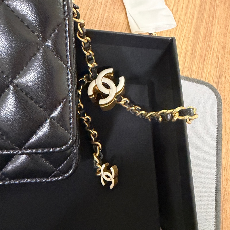 Chanel 黑羊皮白琺瑯雙C調節釦斜背WOC-1