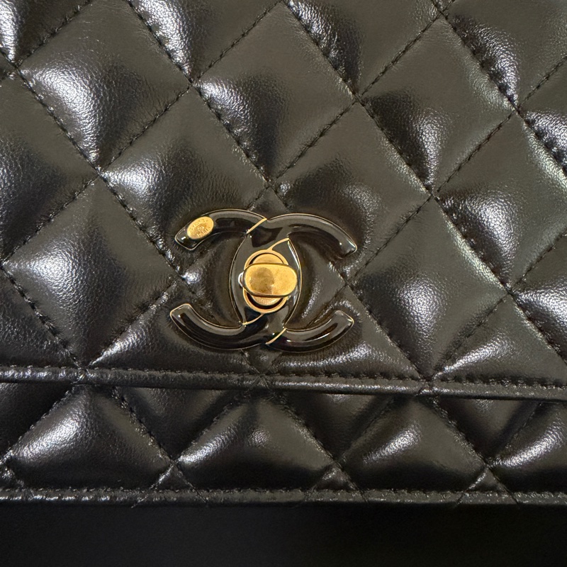 Chanel 黑羊皮白琺瑯雙C調節釦斜背WOC-2