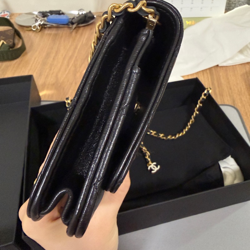 Chanel 黑羊皮白琺瑯雙C調節釦斜背WOC-4