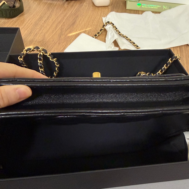 Chanel 黑羊皮白琺瑯雙C調節釦斜背WOC-6