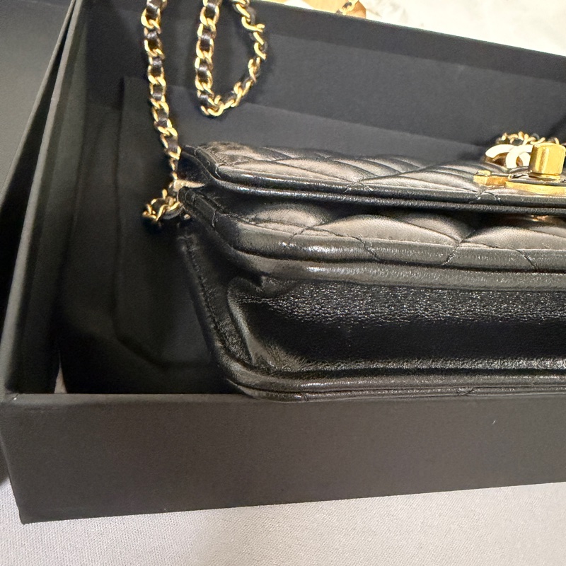 Chanel 黑羊皮白琺瑯雙C調節釦斜背WOC-7