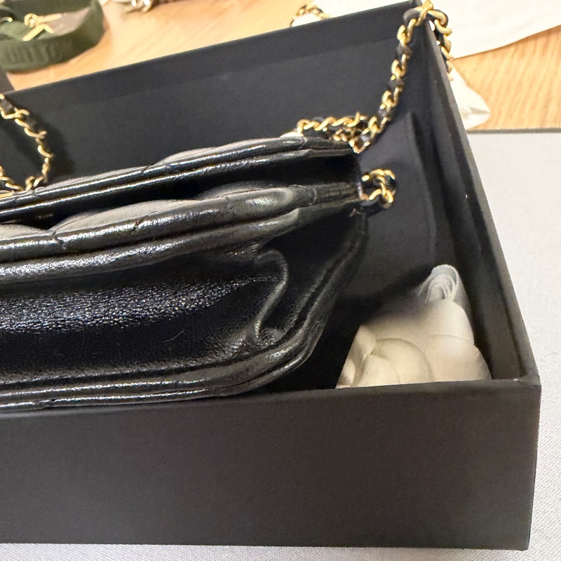 Chanel 黑羊皮白琺瑯雙C調節釦斜背WOC-8