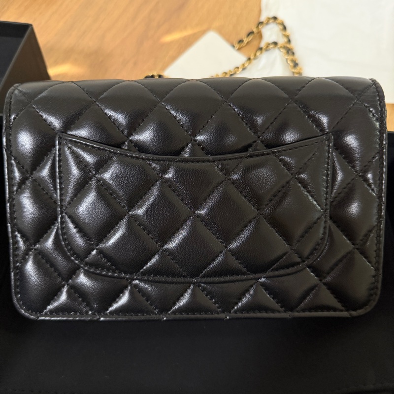 Chanel 黑羊皮白琺瑯雙C調節釦斜背WOC-9