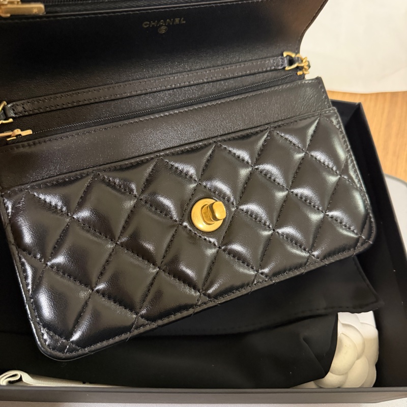 Chanel 黑羊皮白琺瑯雙C調節釦斜背WOC-10