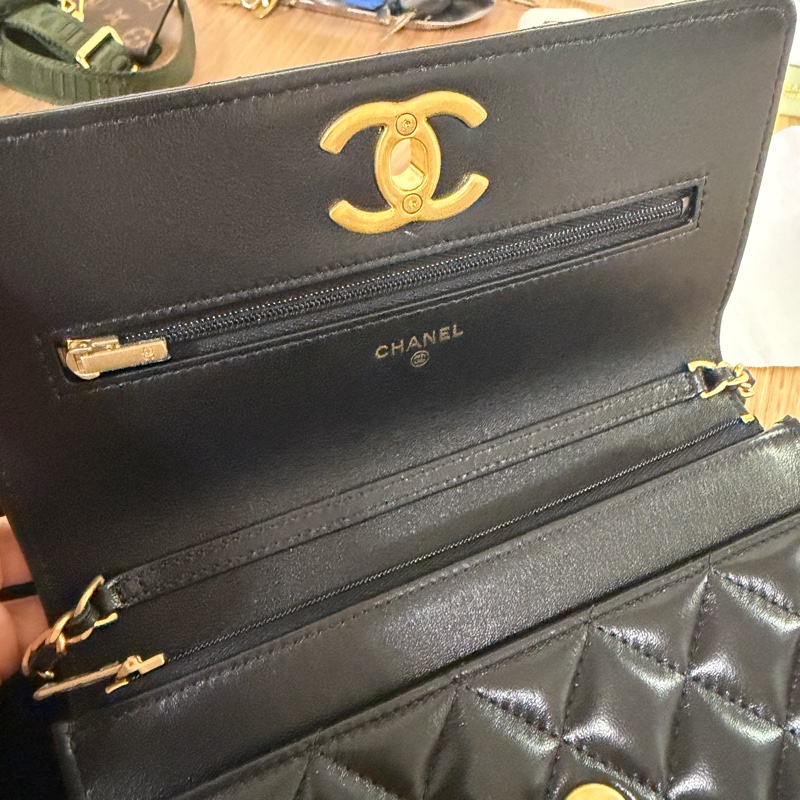 Chanel 黑羊皮白琺瑯雙C調節釦斜背WOC-11