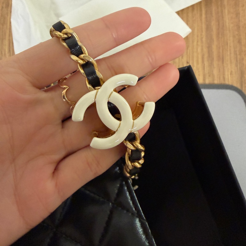 Chanel 黑羊皮白琺瑯雙C調節釦斜背WOC-13