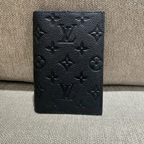 LV 壓紋護照夾
