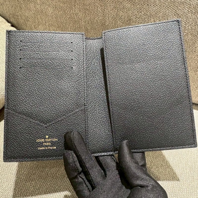 LV 壓紋護照夾-2