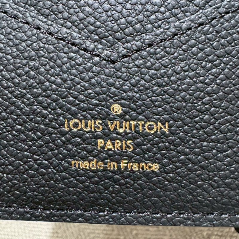 LV 壓紋護照夾-3