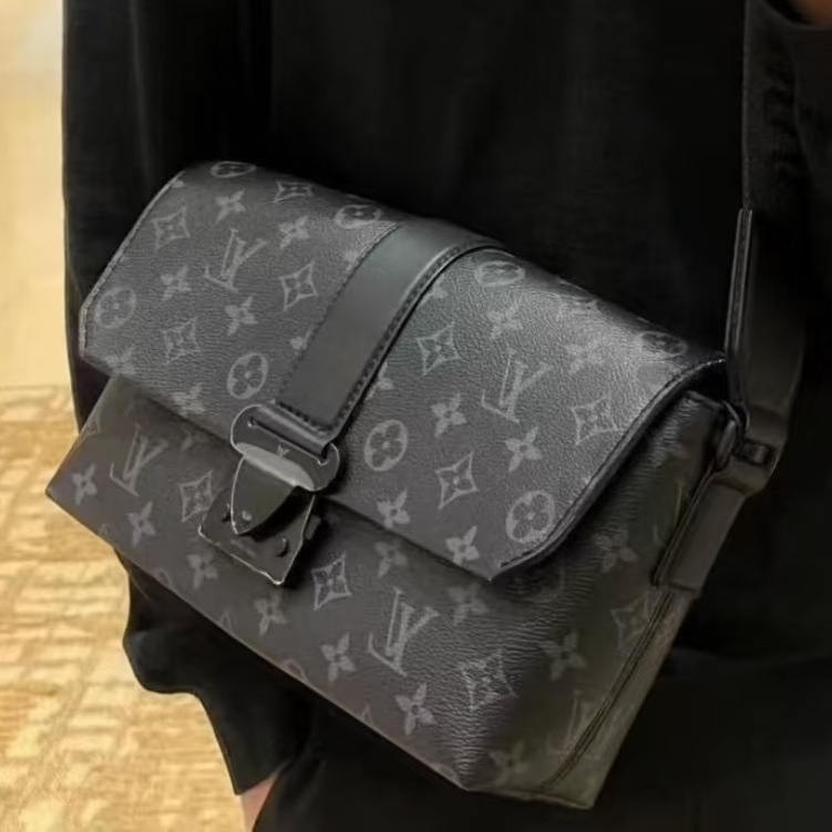 誰背誰帥😎99新🆕LV路易威登黑武士 S-Cape 郵差包斜挎單肩包-0