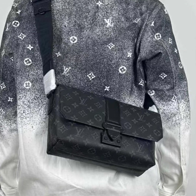 誰背誰帥😎99新🆕LV路易威登黑武士 S-Cape 郵差包斜挎單肩包-1