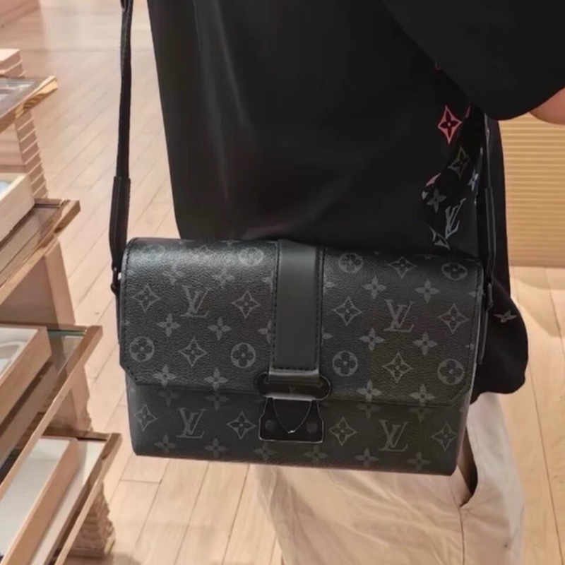 誰背誰帥😎99新🆕LV路易威登黑武士 S-Cape 郵差包斜挎單肩包-2