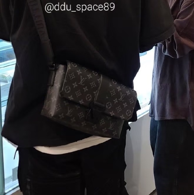 誰背誰帥😎99新🆕LV路易威登黑武士 S-Cape 郵差包斜挎單肩包-4