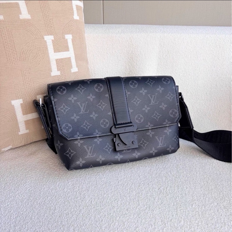 誰背誰帥😎99新🆕LV路易威登黑武士 S-Cape 郵差包斜挎單肩包-10