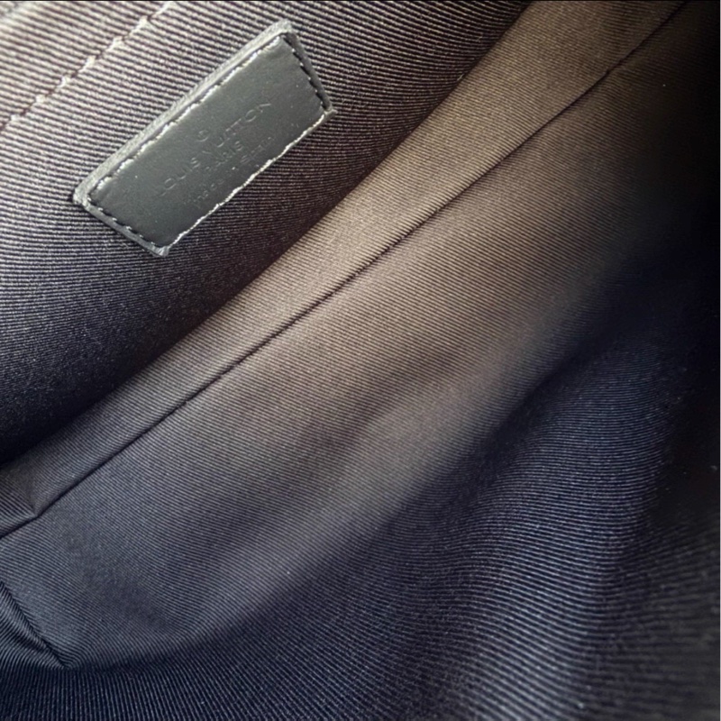 誰背誰帥😎99新🆕LV路易威登黑武士 S-Cape 郵差包斜挎單肩包-11