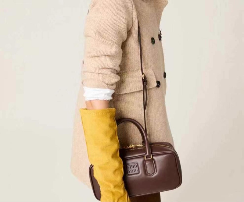 促銷品Miu Miu Arcadie皮革手袋 (小號 保齡球包) 石楠木色-3