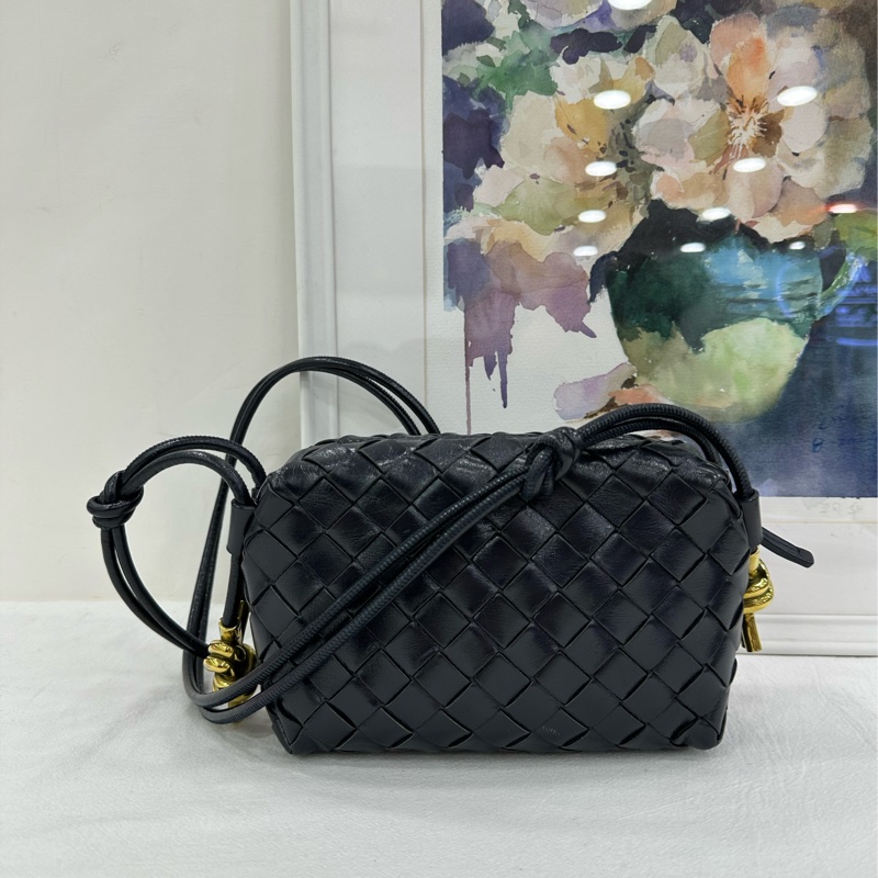 BV/Bottega Veneta葆蝶家 Intrecciato編織拉鍊開合純色 小牛皮 相機包單肩斜挎包 迷你 深藍色 尺寸：17x12cm-1