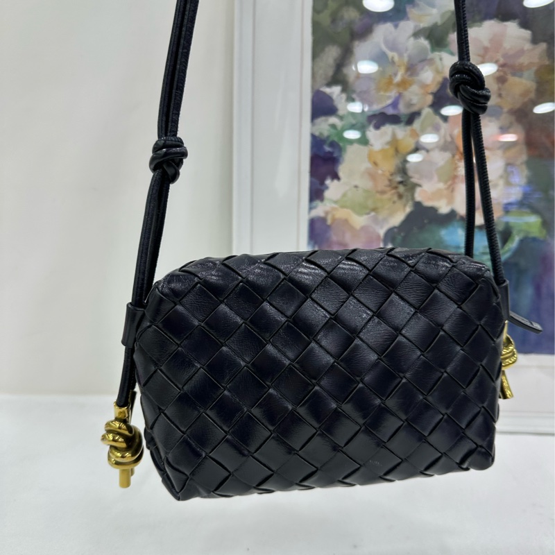 BV/Bottega Veneta葆蝶家 Intrecciato編織拉鍊開合純色 小牛皮 相機包單肩斜挎包 迷你 深藍色 尺寸：17x12cm-2