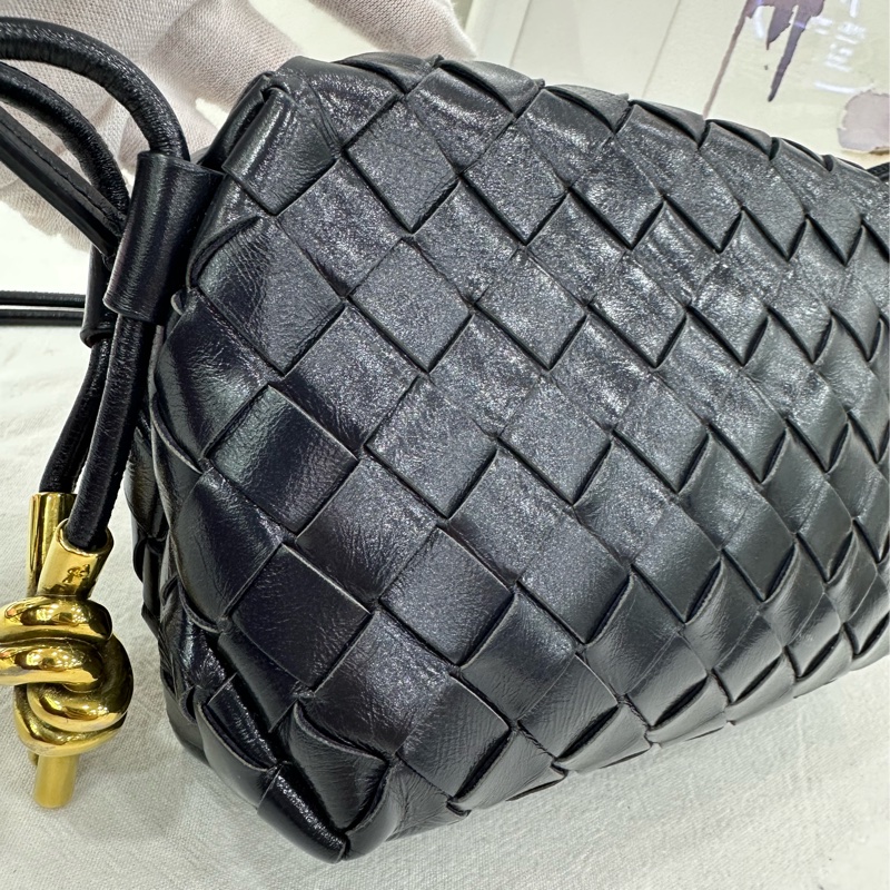 BV/Bottega Veneta葆蝶家 Intrecciato編織拉鍊開合純色 小牛皮 相機包單肩斜挎包 迷你 深藍色 尺寸：17x12cm-7