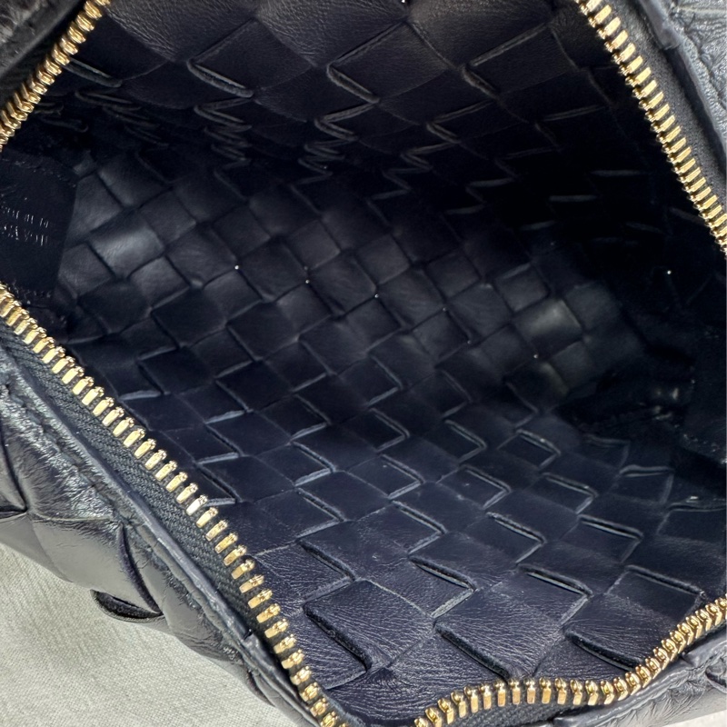BV/Bottega Veneta葆蝶家 Intrecciato編織拉鍊開合純色 小牛皮 相機包單肩斜挎包 迷你 深藍色 尺寸：17x12cm-8