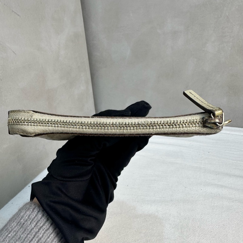 GUCCI 中古米色壓印老花一字拉鍊零錢包卡包-10