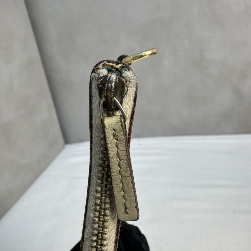 GUCCI 中古米色壓印老花一字拉鍊零錢包卡包-13