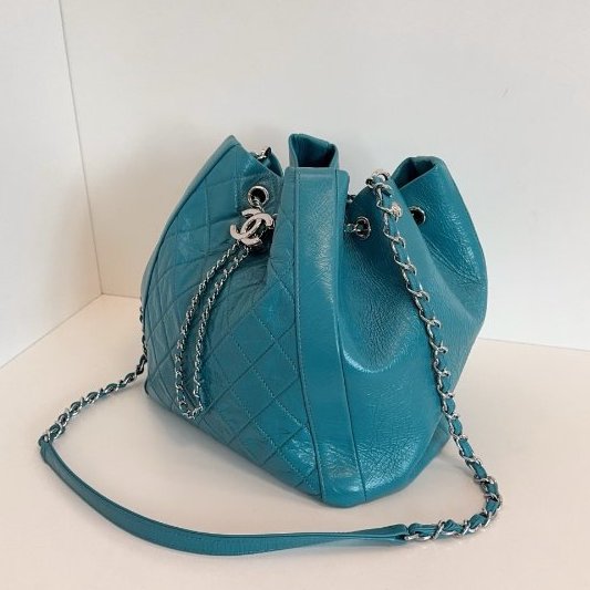 香奈兒/Chanel 油蠟牛皮雙C扣抽繩水桶包 湖水綠銀扣-3