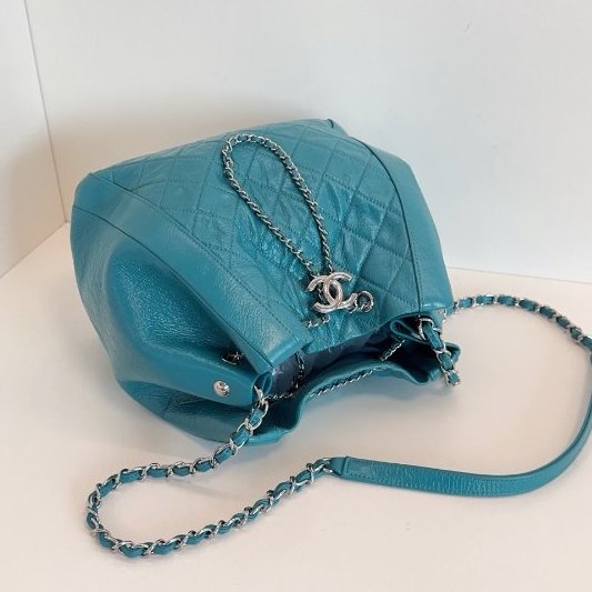 香奈兒/Chanel 油蠟牛皮雙C扣抽繩水桶包 湖水綠銀扣-4