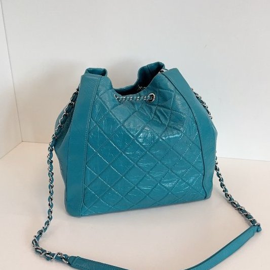 香奈兒/Chanel 油蠟牛皮雙C扣抽繩水桶包 湖水綠銀扣-7