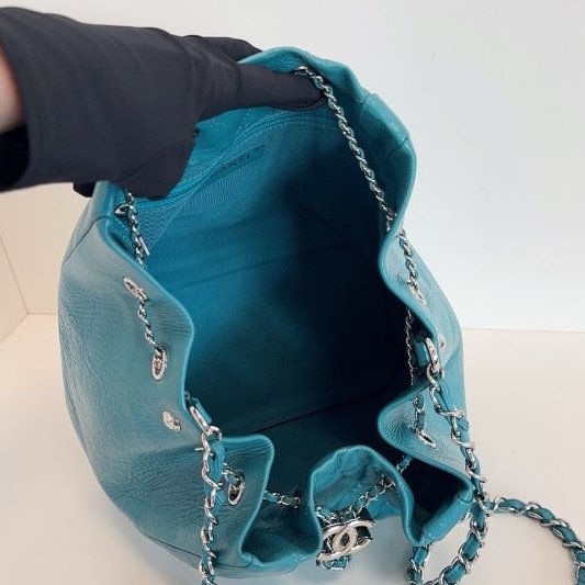 香奈兒/Chanel 油蠟牛皮雙C扣抽繩水桶包 湖水綠銀扣-9