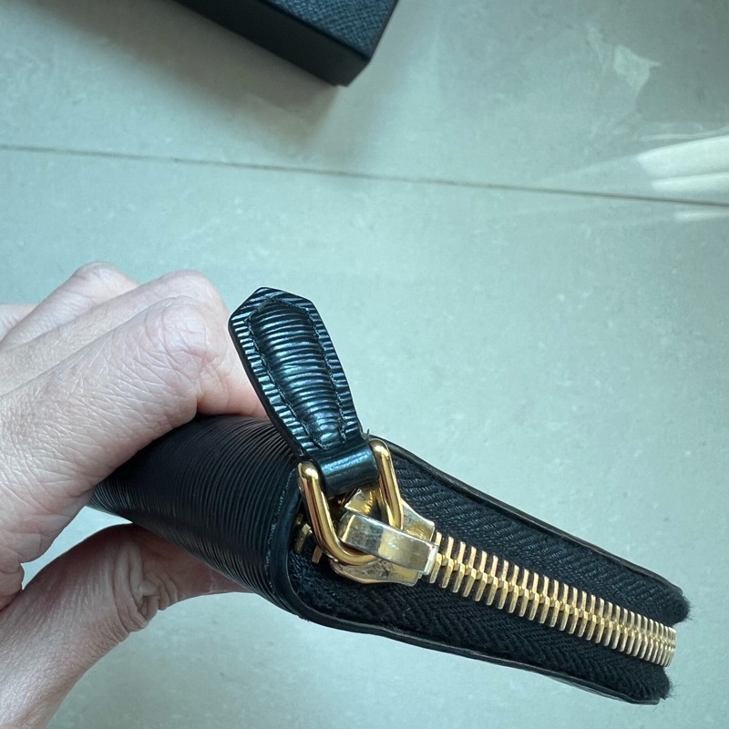 Prada 98%新 黑色防刮牛皮 中夾 錢包 僅使用2次-3