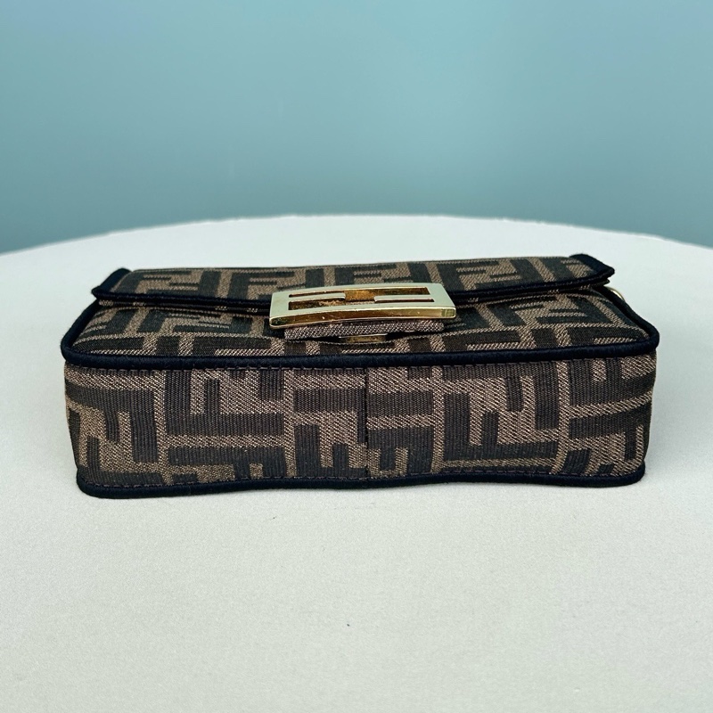 Fendi芬迪老花迷你法棍手提斜挎包-3