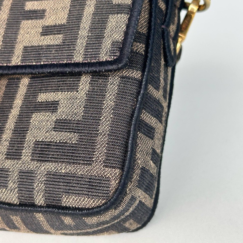 Fendi芬迪老花迷你法棍手提斜挎包-5