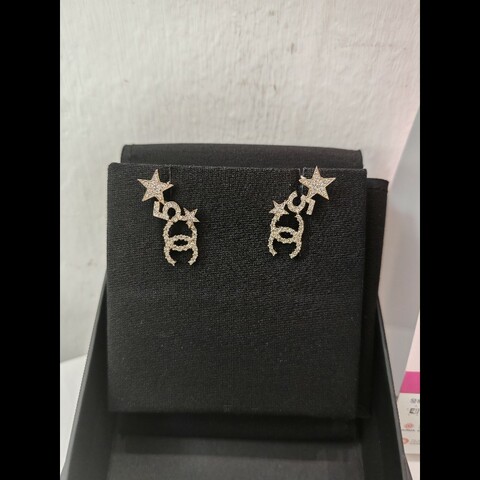 Chanel cc No. 5 star earrings