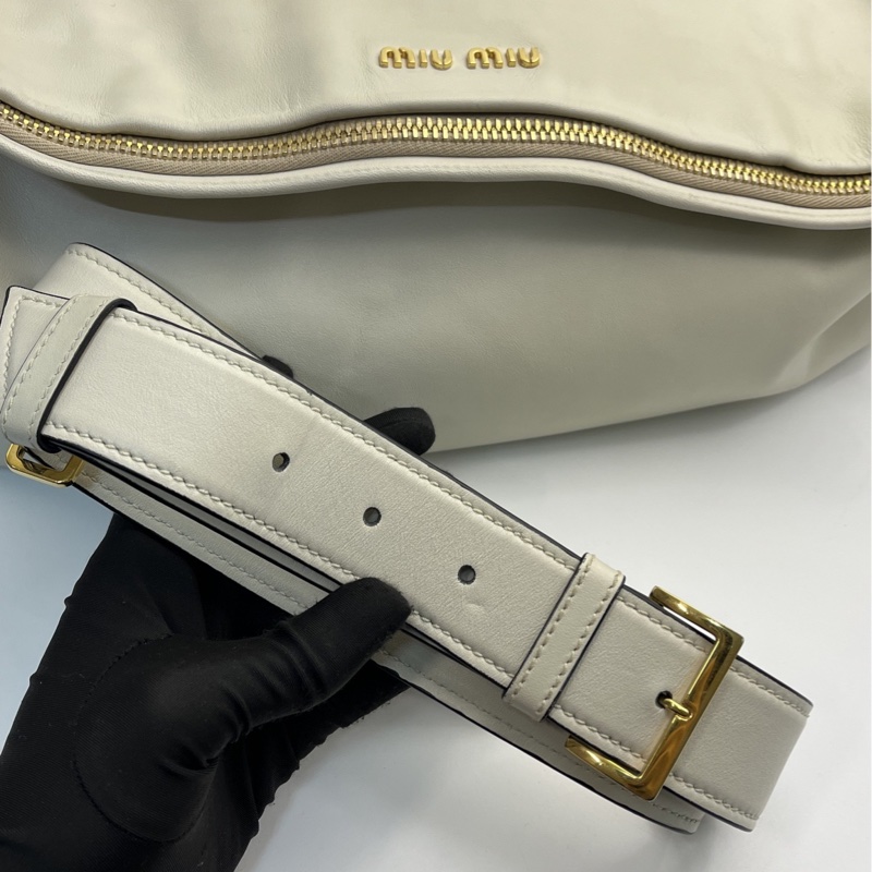 🏷️ Miu Miu 奶昔白肩背包-3