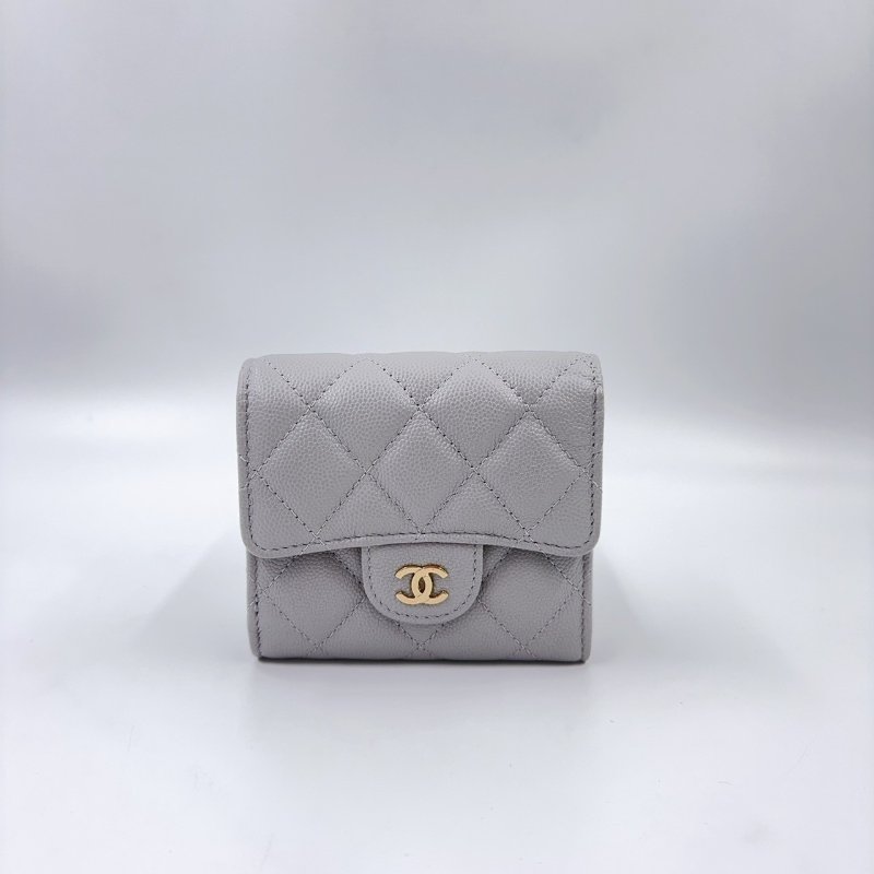 CHANEL淺灰色淡金釦荔枝牛皮三折短夾AP0712-0