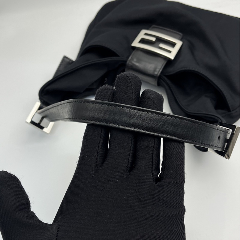 🏷️ Fendi 牛角包-3