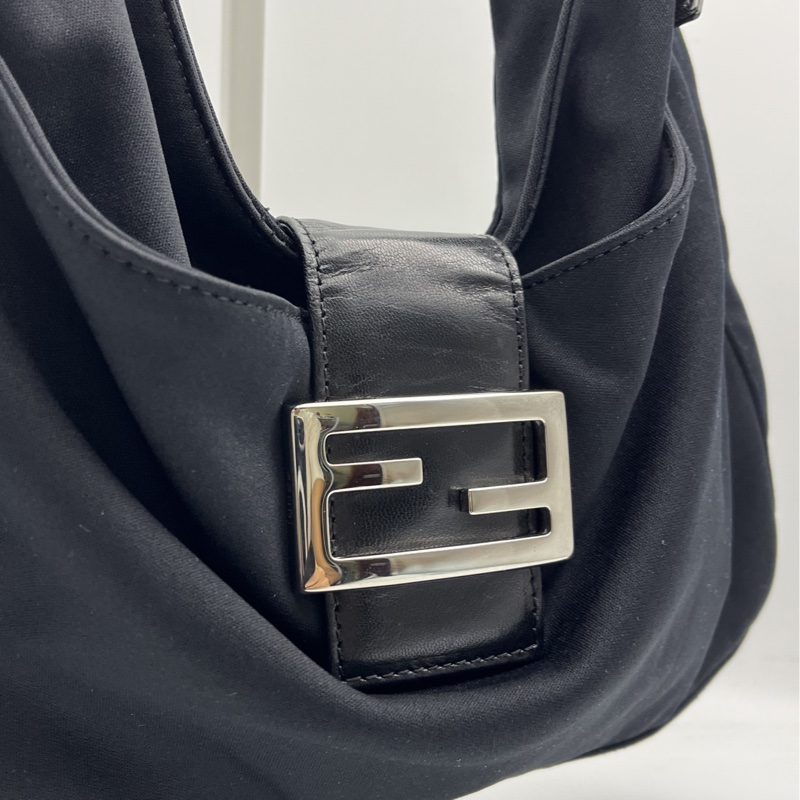 🏷️ Fendi 牛角包-6
