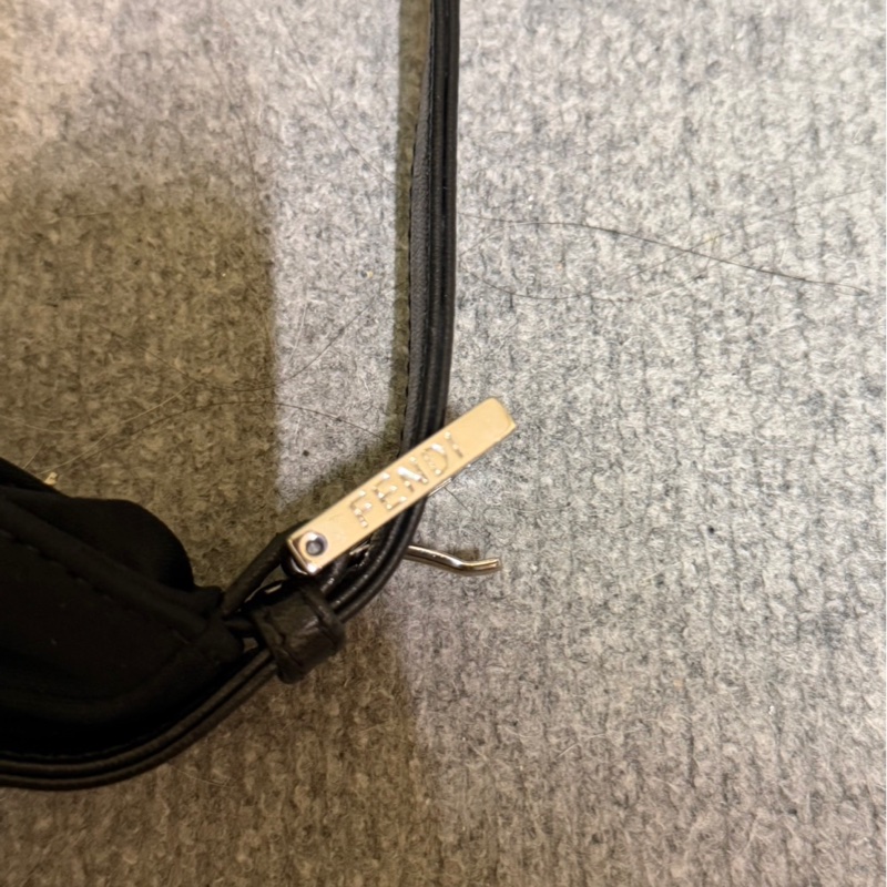 🏷️ Fendi 牛角包-9