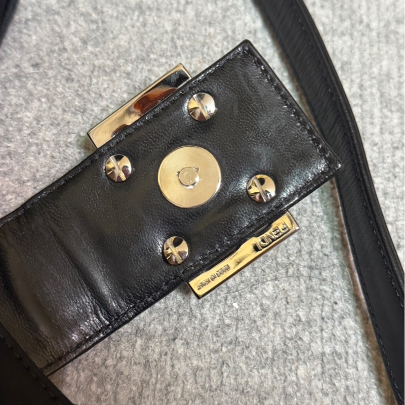 🏷️ Fendi 牛角包-11