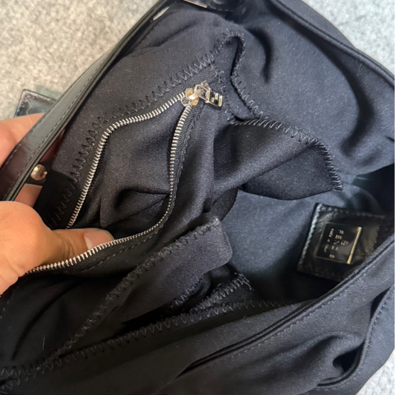 🏷️ Fendi 牛角包-12