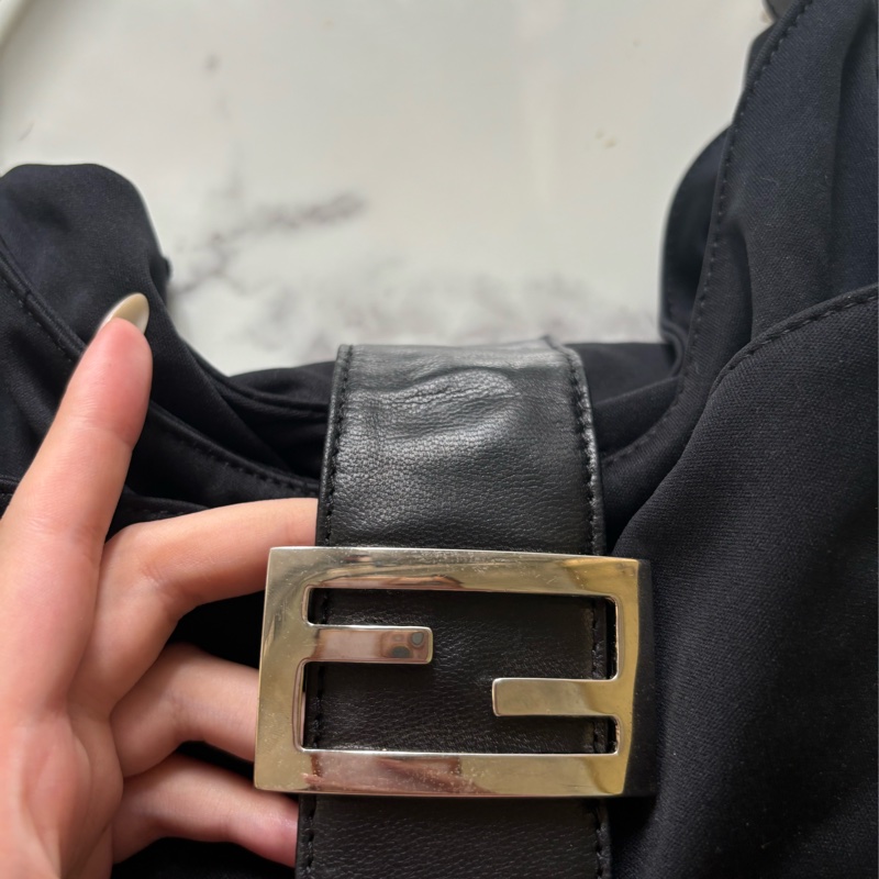 🏷️ Fendi 牛角包-11