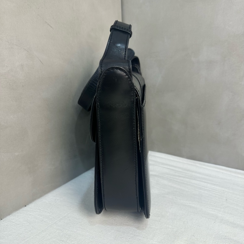 Gucci Vintage 中古黑色金色logo小牛皮肩背包-5