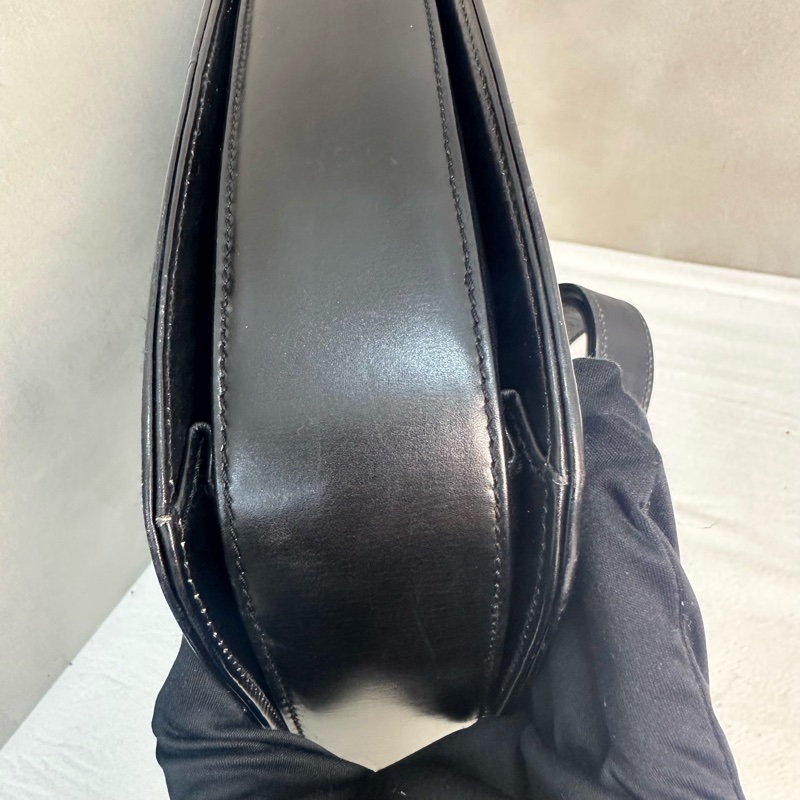 Gucci Vintage 中古黑色金色logo小牛皮肩背包-9