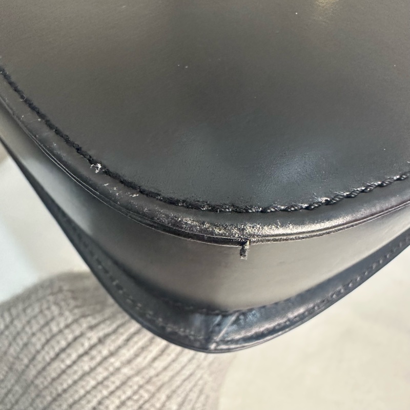 Gucci Vintage 中古黑色金色logo小牛皮肩背包-16