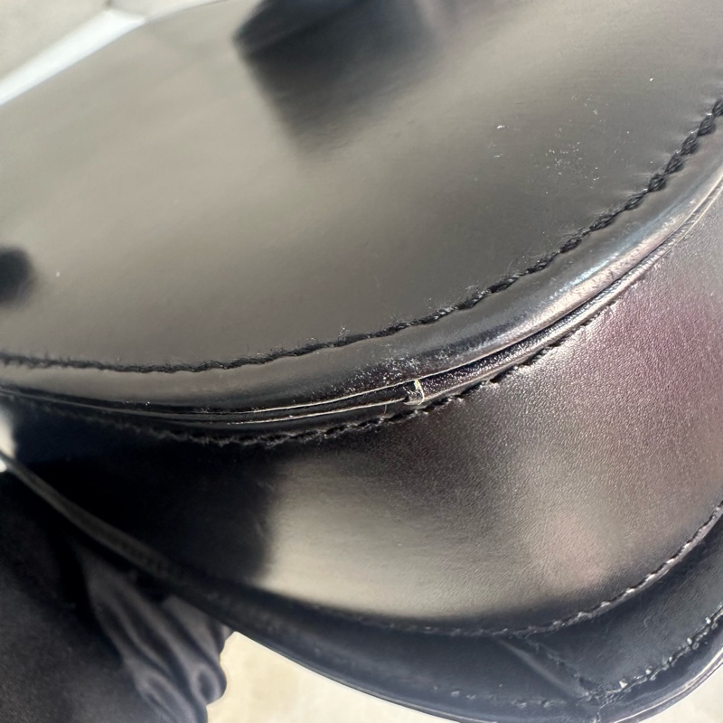 Gucci Vintage 中古黑色金色logo小牛皮肩背包-17